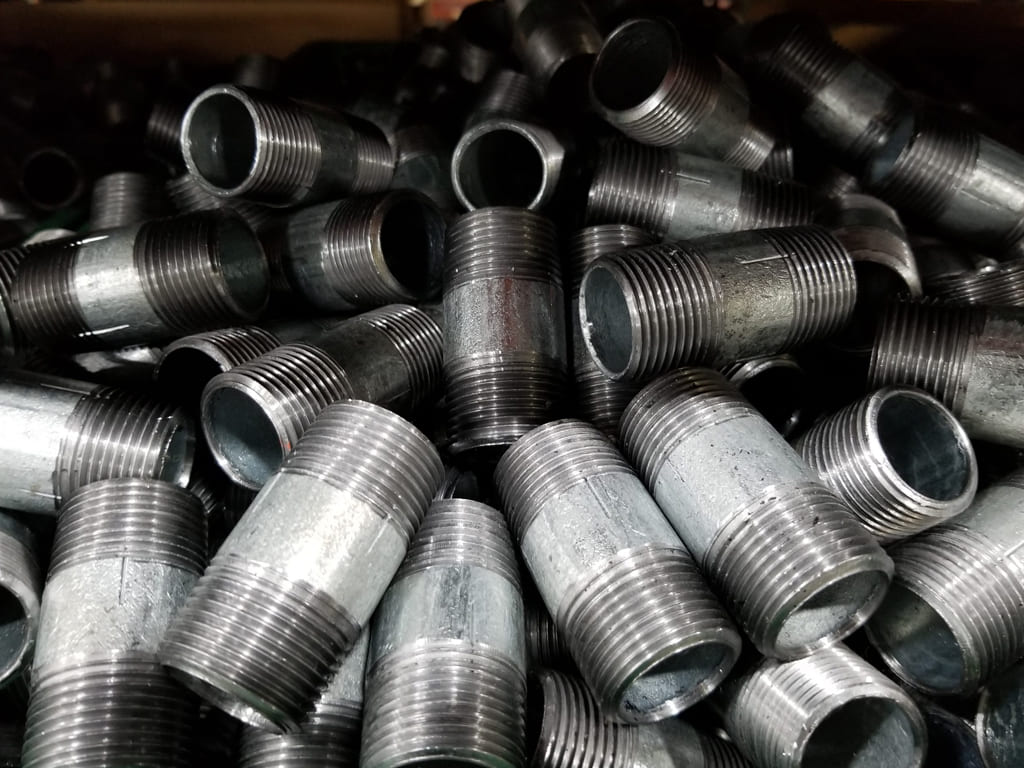 Pipe nipples and barrel nipples for threaded piping